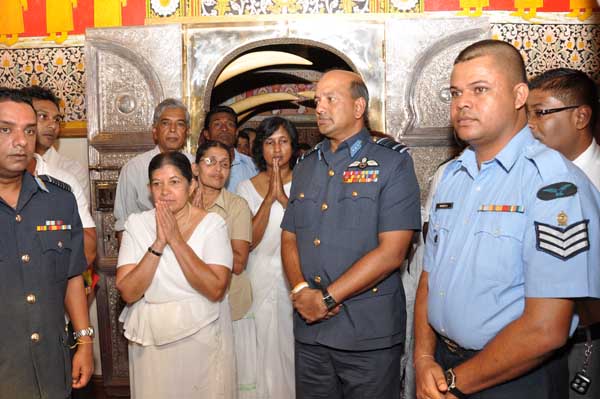 Commander
visits Temple of the Sacred Tooth