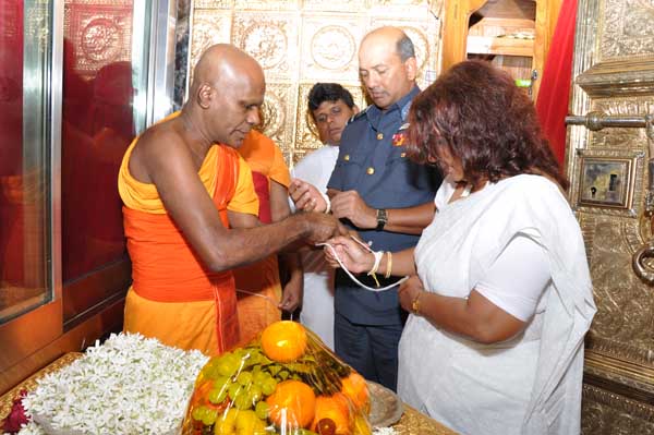 Commander
visits Temple of the Sacred Tooth