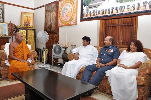 Commander
visits Temple of the Sacred Tooth