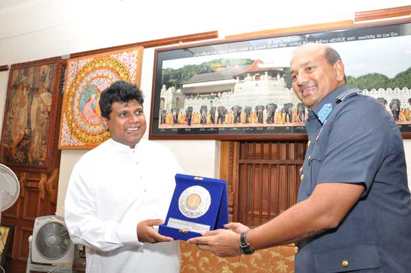 Commander
visits Temple of the Sacred Tooth