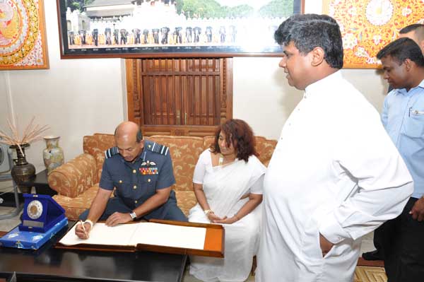Commander
visits Temple of the Sacred Tooth