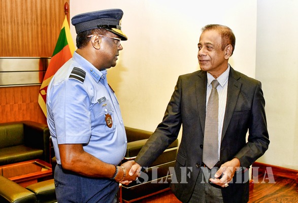 SLAF Commander Calls on the Defence Secretary