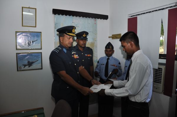 ගුවන් හමුදාපතිතුමන් පාලවි කඳවුරේ වාර්ෂික පරීක්ෂනය සිදුකරයි