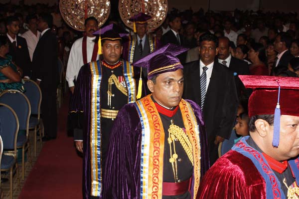 ත්රිවිධ හමුදා නිළධාරීන් 119 දෙනෙකු ජනපති අතින් උපාධි ලබයි