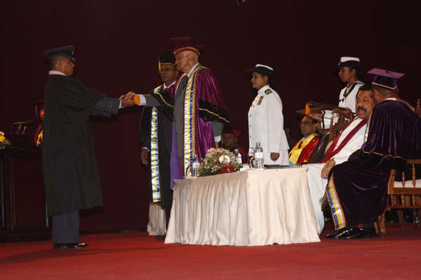 ත්රිවිධ හමුදා නිළධාරීන් 119 දෙනෙකු ජනපති අතින් උපාධි ලබයි