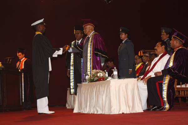 ත්රිවිධ හමුදා නිළධාරීන් 119 දෙනෙකු ජනපති අතින් උපාධි ලබයි