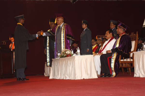 ත්රිවිධ හමුදා නිළධාරීන් 119 දෙනෙකු ජනපති අතින් උපාධි ලබයි