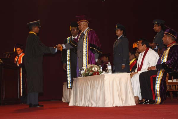 ත්රිවිධ හමුදා නිළධාරීන් 119 දෙනෙකු ජනපති අතින් උපාධි ලබයි