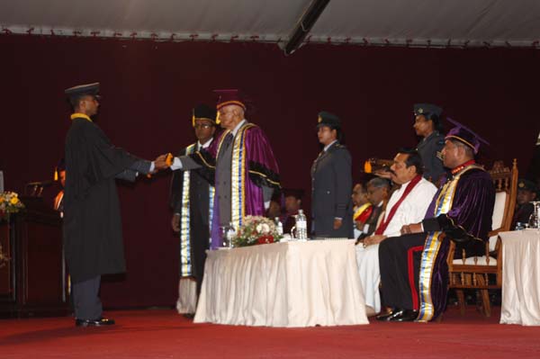ත්රිවිධ හමුදා නිළධාරීන් 119 දෙනෙකු ජනපති අතින් උපාධි ලබයි