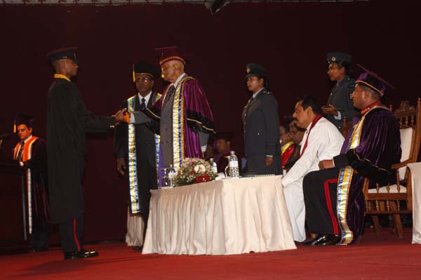 ත්රිවිධ හමුදා නිළධාරීන් 119 දෙනෙකු ජනපති අතින් උපාධි ලබයි
