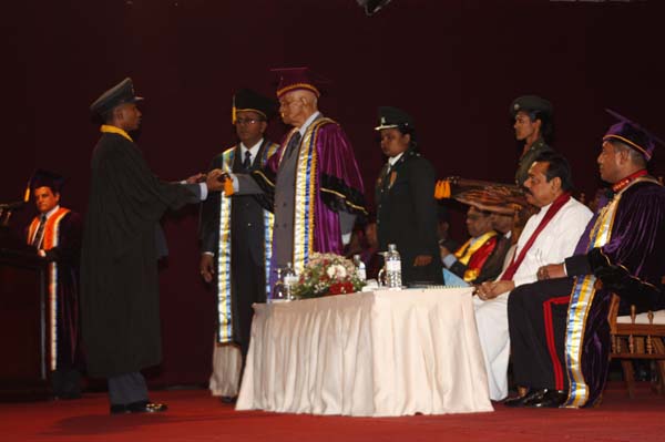 ත්රිවිධ හමුදා නිළධාරීන් 119 දෙනෙකු ජනපති අතින් උපාධි ලබයි