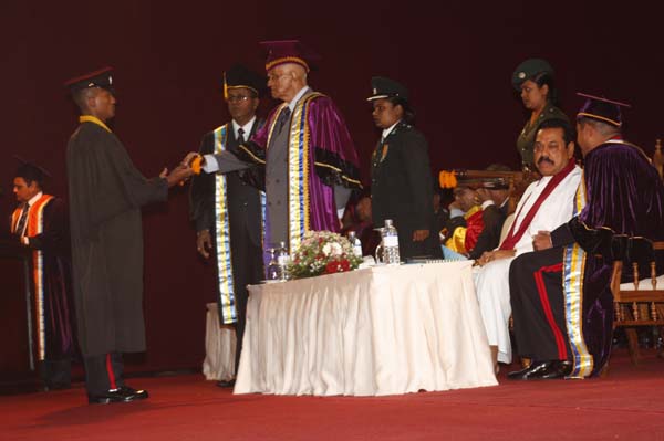 ත්රිවිධ හමුදා නිළධාරීන් 119 දෙනෙකු ජනපති අතින් උපාධි ලබයි