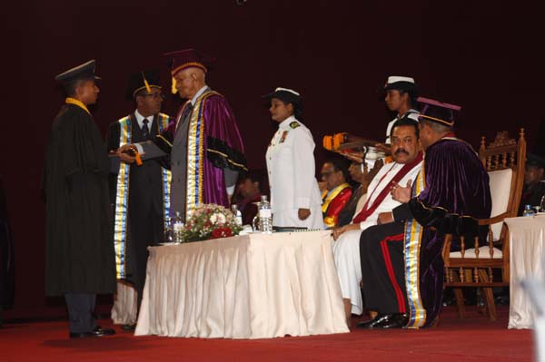 ත්රිවිධ හමුදා නිළධාරීන් 119 දෙනෙකු ජනපති අතින් උපාධි ලබයි