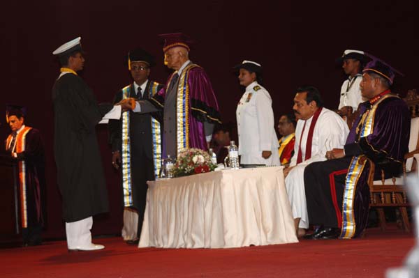 ත්රිවිධ හමුදා නිළධාරීන් 119 දෙනෙකු ජනපති අතින් උපාධි ලබයි