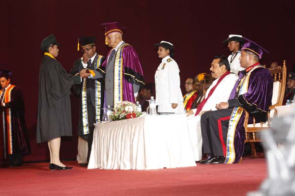 ත්රිවිධ හමුදා නිළධාරීන් 119 දෙනෙකු ජනපති අතින් උපාධි ලබයි