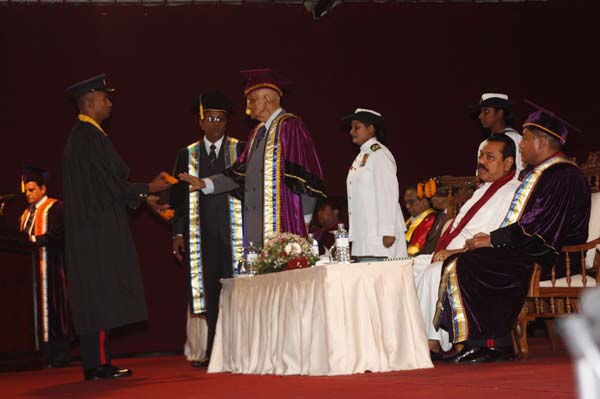 ත්රිවිධ හමුදා නිළධාරීන් 119 දෙනෙකු ජනපති අතින් උපාධි ලබයි