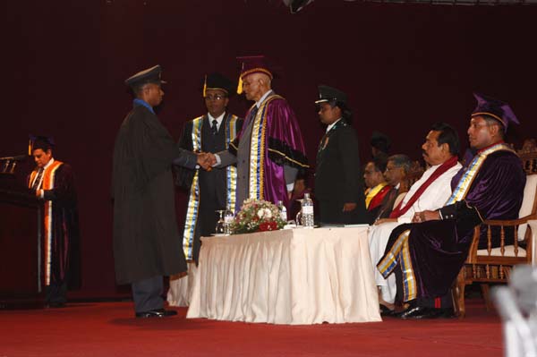 ත්රිවිධ හමුදා නිළධාරීන් 119 දෙනෙකු ජනපති අතින් උපාධි ලබයි