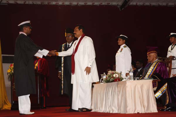 ත්රිවිධ හමුදා නිළධාරීන් 119 දෙනෙකු ජනපති අතින් උපාධි ලබයි