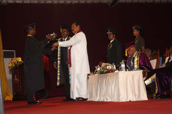 ත්රිවිධ හමුදා නිළධාරීන් 119 දෙනෙකු ජනපති අතින් උපාධි ලබයි