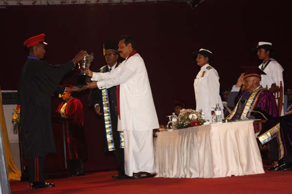 ත්රිවිධ හමුදා නිළධාරීන් 119 දෙනෙකු ජනපති අතින් උපාධි ලබයි