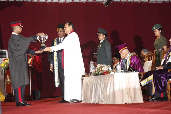 ත්රිවිධ හමුදා නිළධාරීන් 119 දෙනෙකු ජනපති අතින් උපාධි ලබයි