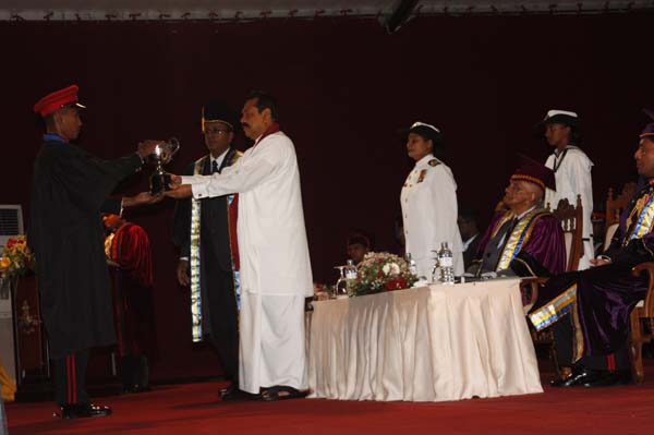 ත්රිවිධ හමුදා නිළධාරීන් 119 දෙනෙකු ජනපති අතින් උපාධි ලබයි