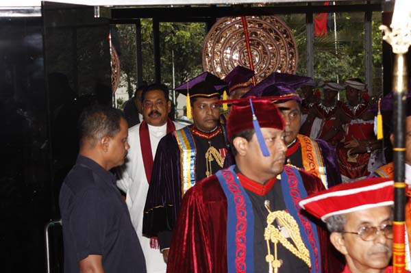ත්රිවිධ හමුදා නිළධාරීන් 119 දෙනෙකු ජනපති අතින් උපාධි ලබයි