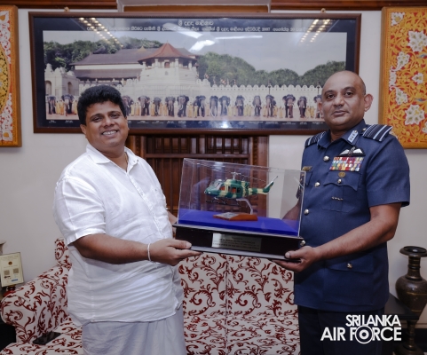 COMMANDER PAYS HOMAGE TO THE TEMPLE OF THE SACRED TOOTH RELIC IN KANDY .