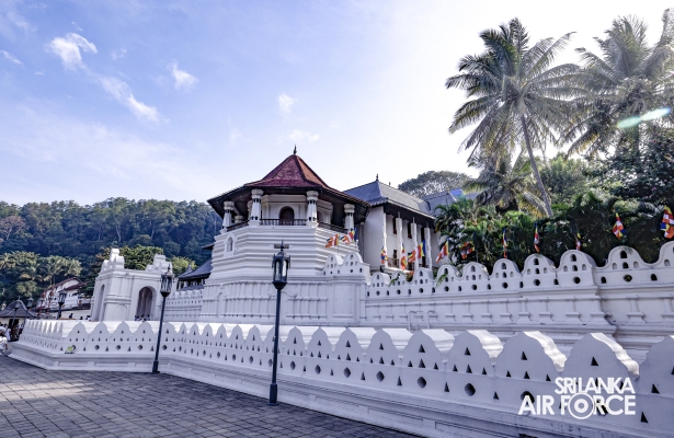 COMMANDER PAYS HOMAGE TO THE TEMPLE OF THE SACRED TOOTH RELIC IN KANDY .