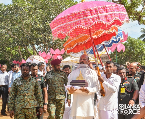SLAF COMMANDER ATTENDS THE RELIC ENSHRINEMENT CEREMONY AT HISTORICAL DEEGAWAPIYA STUPA