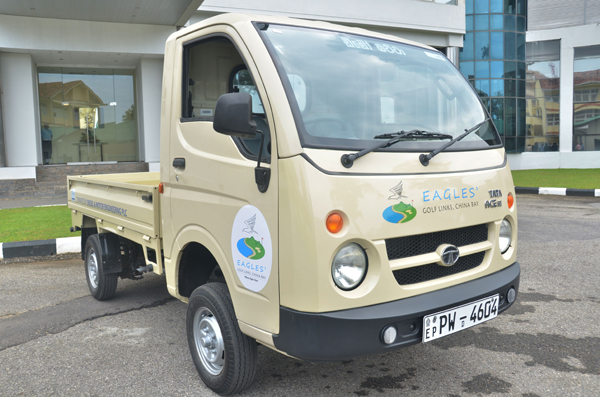 Dimo Presents Vehicle to Eagle’s Golf Links