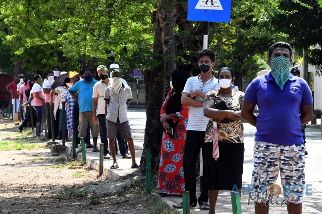 SLAF Troops together with the CMC Distribute Dry Rations to Low Income Families