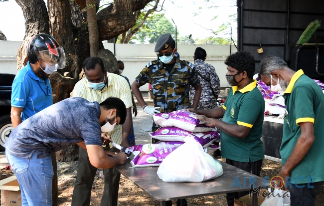 SLAF Troops together with the CMC Distribute Dry Rations to Low Income Families