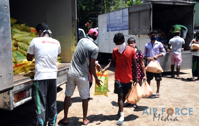 SLAF Troops together with the CMC Distribute Dry Rations to Low Income Families