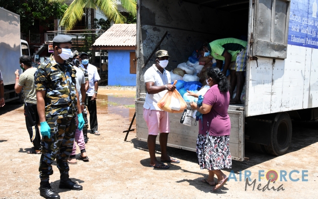 SLAF Troops together with the CMC Distribute Dry Rations to Low Income Families