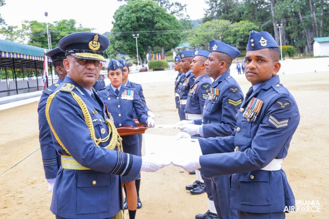 COMMANDER’S INSPECTION AT SLAF COMBAT TRAINING SCHOOL DIYATALAWA