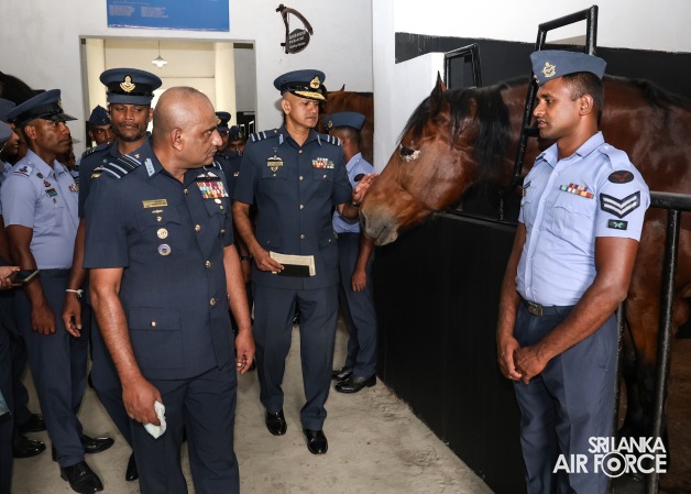 COMMANDERS’ INSPECTION AT SLAF CTS DIYATALAWA