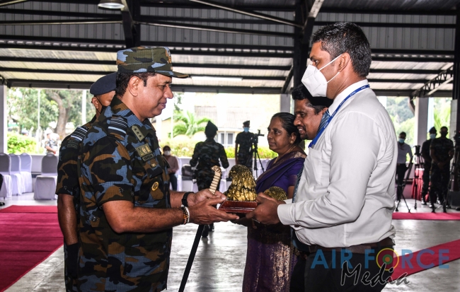 EXPLOSIVE AND NARCOTIC DETECTING AIR DOGS PASS OUT AT KATUNAYAKE