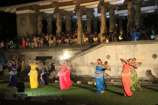 விமானப்படையின் வாத்திய மற்றும் நடன குழுவின் விசேட காட்சி நிகழ்ச்சி