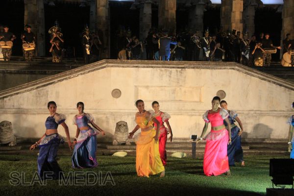 விமானப்படையின் வாத்திய மற்றும் நடன குழுவின் விசேட காட்சி நிகழ்ச்சி