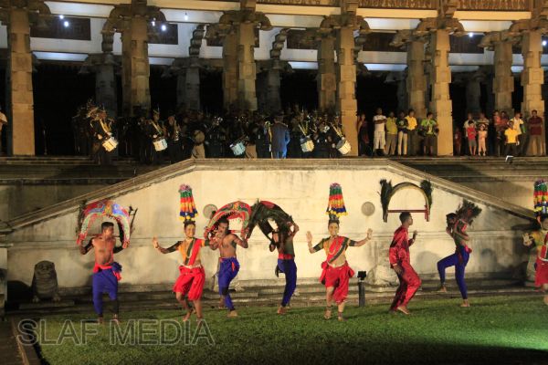விமானப்படையின் வாத்திய மற்றும் நடன குழுவின் விசேட காட்சி நிகழ்ச்சி