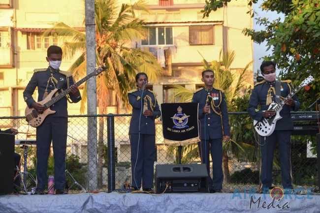Sri Lanka Air Force Conducts Entertainment Programs to Ease the Stress of those at Home