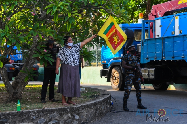 Sri Lanka Air Force Conducts Entertainment Programs to Ease the Stress of those at Home