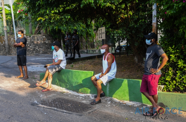 Sri Lanka Air Force Conducts Entertainment Programs to Ease the Stress of those at Home