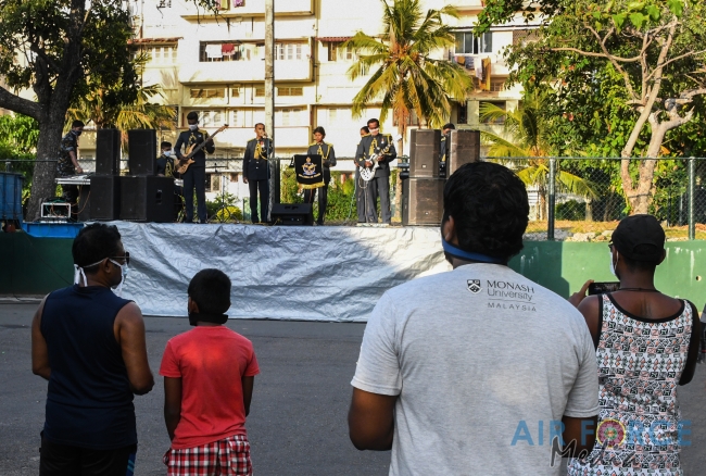Sri Lanka Air Force Conducts Entertainment Programs to Ease the Stress of those at Home