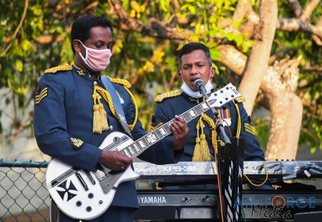 Sri Lanka Air Force Conducts Entertainment Programs to Ease the Stress of those at Home