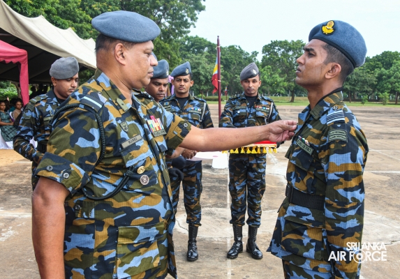 CERTIFICATE AND
BADGE AWARDING CEREMONY OF NO.47 OFFICERS, NO.07 FOREIGN STUDENTS,
NO.63 AIRMEN AND NO.38 NAVY PERSONNEL EOD BA
