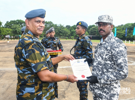 CERTIFICATE AND
BADGE AWARDING CEREMONY OF NO.47 OFFICERS, NO.07 FOREIGN STUDENTS,
NO.63 AIRMEN AND NO.38 NAVY PERSONNEL EOD BA
