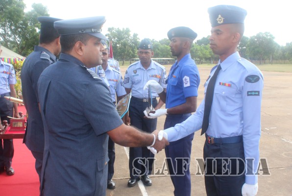 Badge
Awarding Parade of No. 29 Officers No. 44 Airmen and No.20 Navy Basic
EOD Course