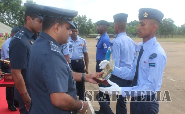 Badge
Awarding Parade of No. 29 Officers No. 44 Airmen and No.20 Navy Basic
EOD Course